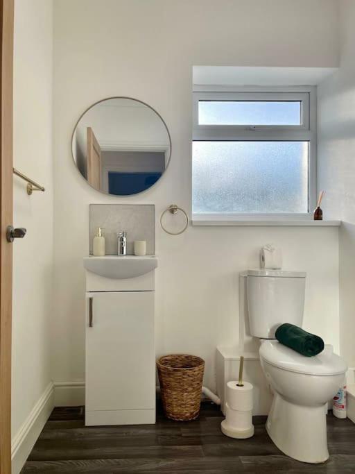 Cozy & Spacious 3-Bedroom Home By Tailored Accommodation Swansea Eksteriør bilde